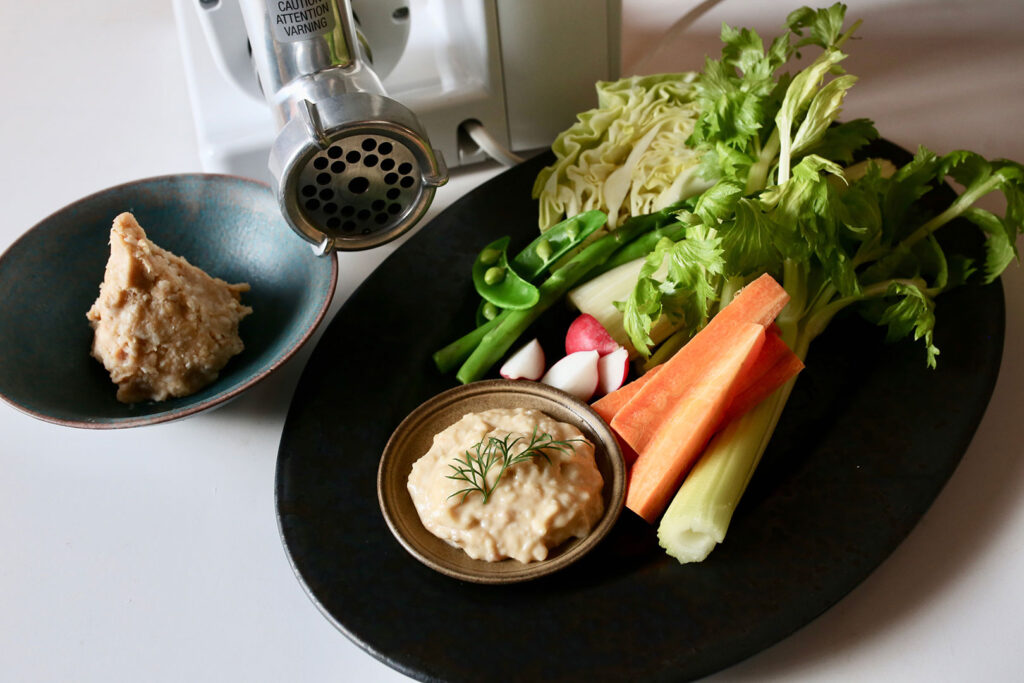 コンパクトキッチンマシン&ミンサーで作った西京味噌と、添えられた野菜スティック